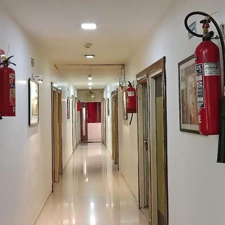 Hotel Royal Apple Ахмедабад Екстериор снимка