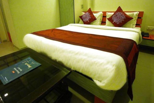 Hotel Royal Apple Ахмедабад Екстериор снимка